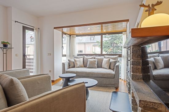 Vive la frescura del verano en Vielha, en un apartamento con balcones y vistas al río, perfecto para desconectar